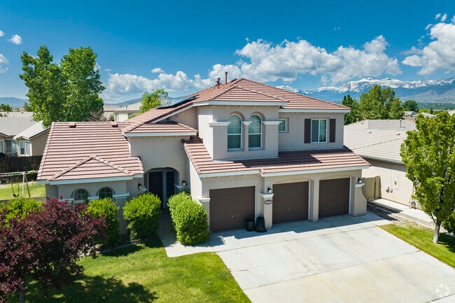 Large craftsmen style homes are a common blueprint in Double Diamond.