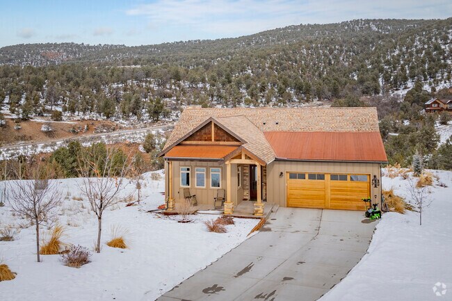 Many homes in the area feature beautiful outdoor spaces that become winter playgrounds, perfect for sledding or snowman-building. The novelty of winter transforms these properties into picturesque retreats, ideal for enjoying the season.