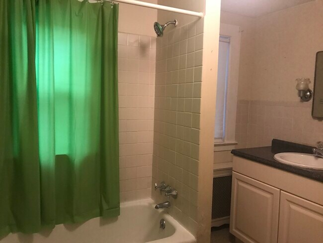 62 Heath St unit 2nd floor Heath St., Hartford, CT 06106 - photo 2