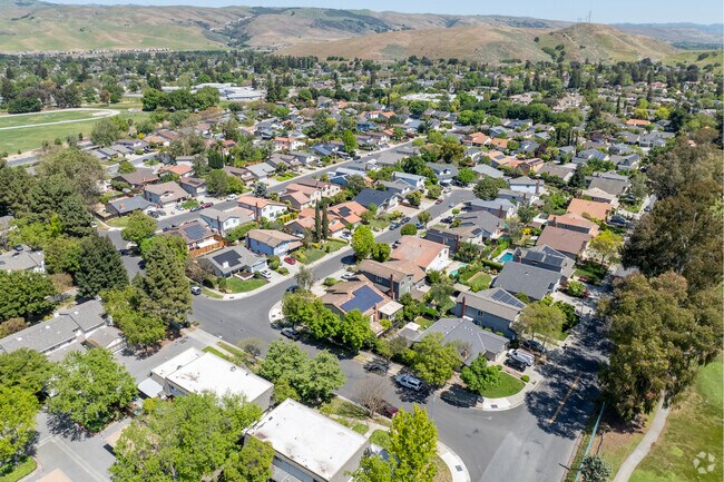 Single-family homes in Chantillery enjoy spacious lots, mountain views, and proximity to schools and parks.
