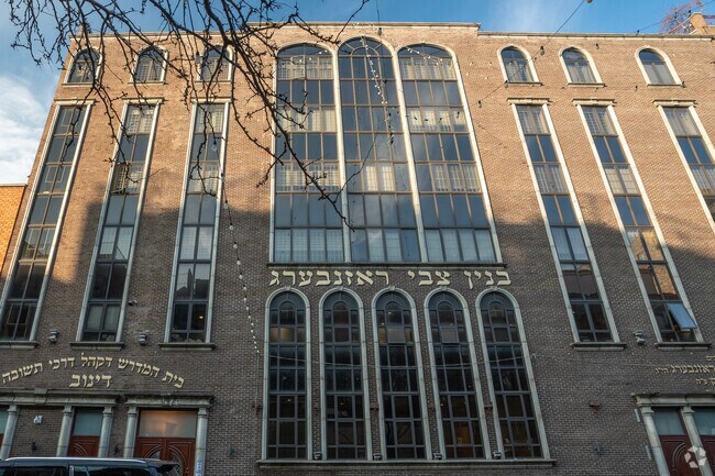The Darkei Tshivo Of Di School is located on Walkabout Street in Williamsburg, Brooklyn.