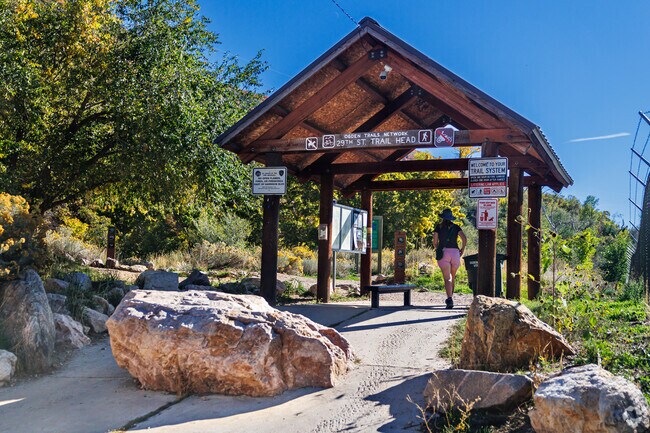 A small wooden kiosk marks the entrance to the 29th St. trailhead.