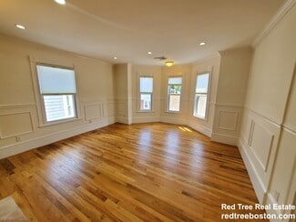8 White Ave Unit 3, Chestnut Hill, MA 02467