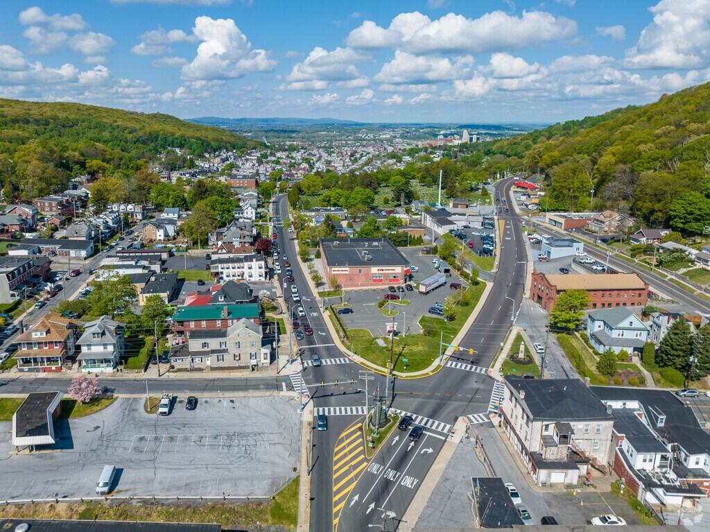 2153 Queens Ct, Reading, PA 19606