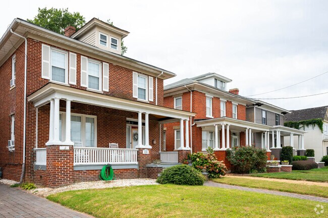 Craftsman style homes line the streets in Olde Hampton.