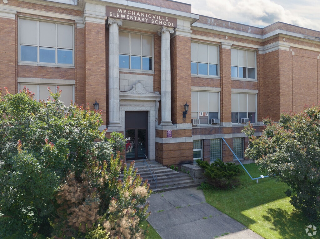 Mechanicville Elementary School serves the grades of K-5 in Saratoga County.