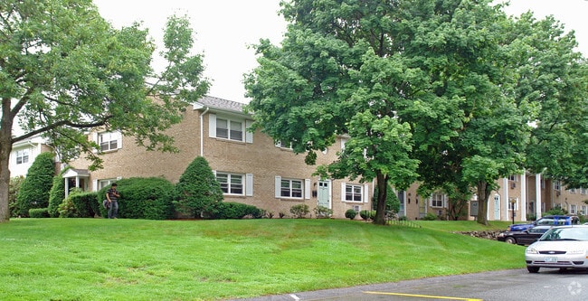 Riverview Gardens, Nashua, NH 03063 - photo 5