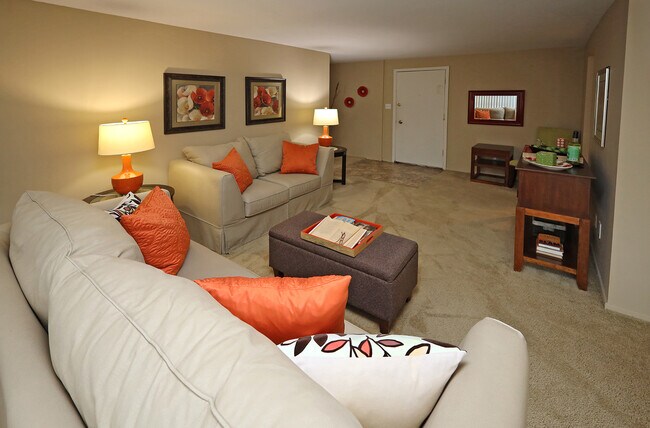 Water'sEdge-Model2024-LivingRoom