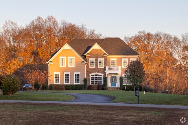 Large single family homes are common in Argyle Heights.