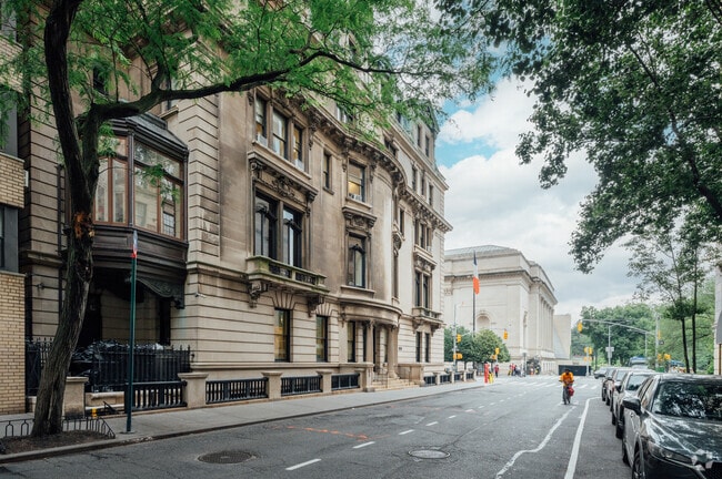 Notable alumni include author Pelin Batu and musician Marta Casals.