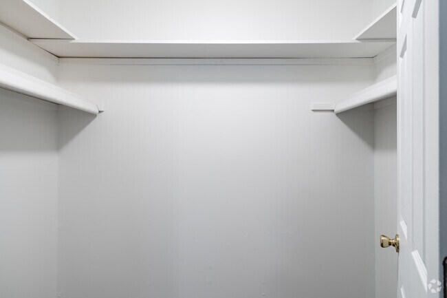 1BR, 1BA - 750SF - Renovated - Walk In Closet