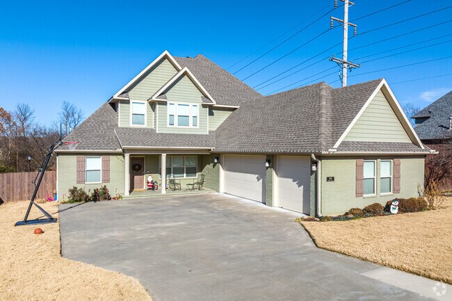 Many homes in Clabber Creek have 3 car garages and are multiple stories high.