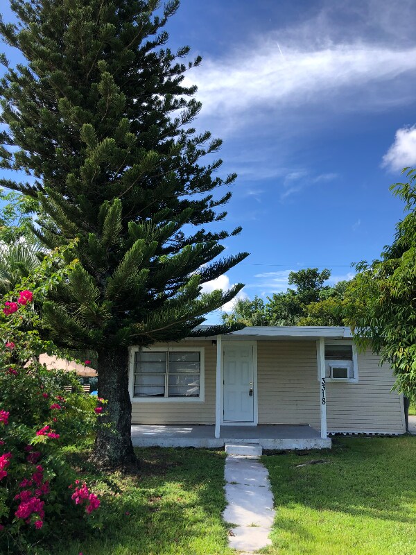 3318 Thomas St, Fort Myers, FL 33916 - photo 1