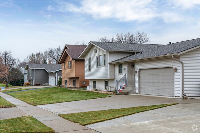 Neighborhood streets in Wachter offer diverse home styles.