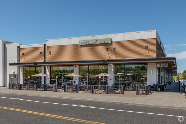 Panera offers shady outdoor dinning in the Hayden Island Neighborhood.