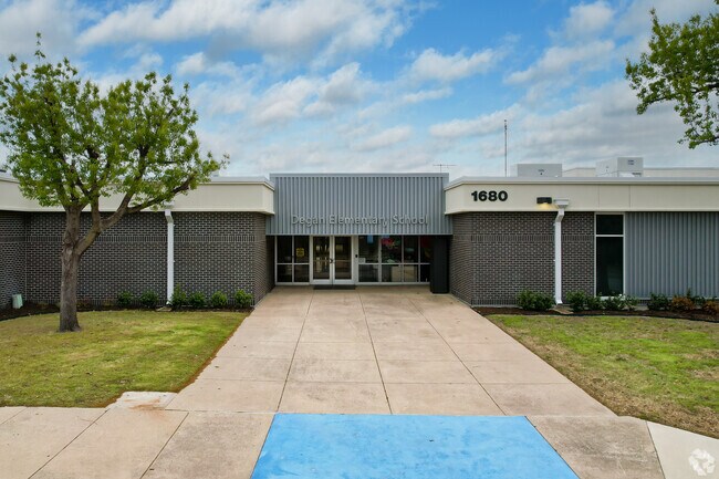 Degan Elementary School
entrance in Lewisville Valley, Lewisville TX.
