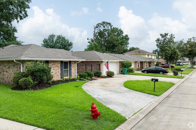 Ranch Style homes mixed with two-story homes line the streets of Laplace.