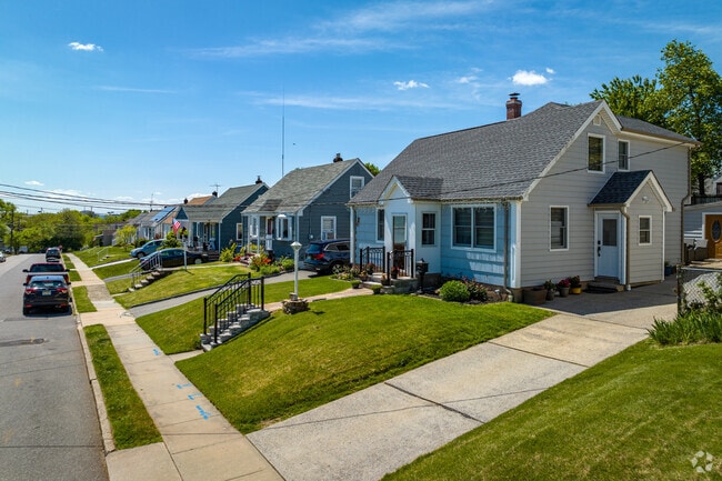 A row of ranch style homes lines a residential street in the Woodbridge neighborhood.