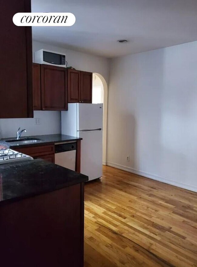 208 E 7th St, New York, NY 10009