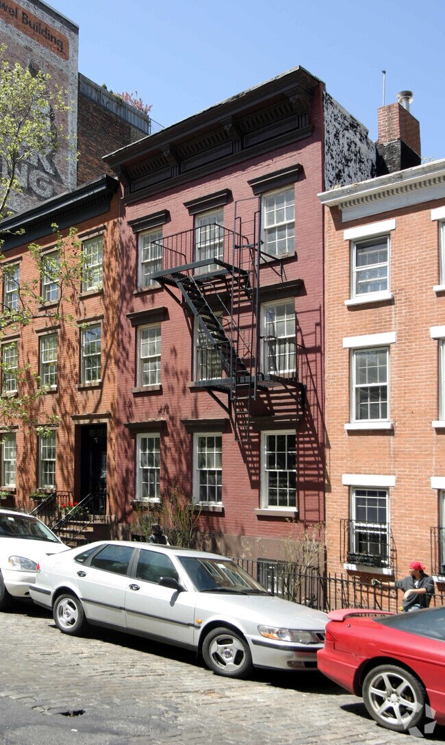 239 W 12th St, New York, NY 10014