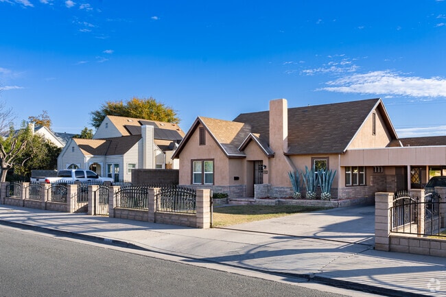 Most of the homes in Downtown Delano are close to local shops and restaurants.