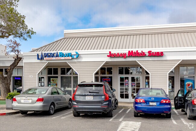 La Pesca Blue and Jersey Mike’s offer two local dining options in De Voss-Leigh.