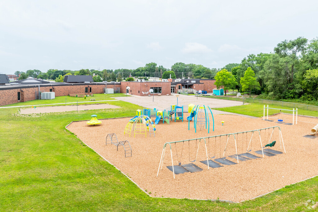 La Academia provides a supportive environment with a 14:1 student-teacher ratio.