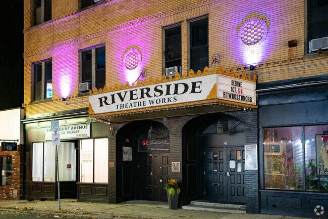 The Riverside Theatre is a popular stop for Hyde Park art enthusiasts.