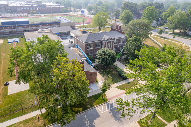Hollywood Elementary School serves Brookfield locals from preschool to 5th grade..