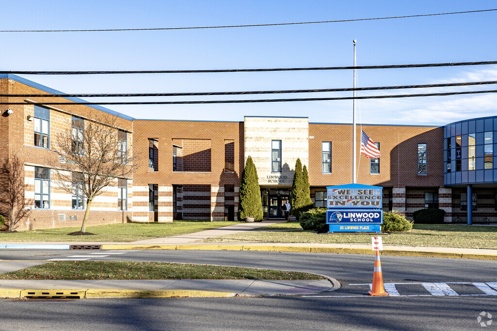 Linwood School is a learning community comprised of 5th and 6th grade students.