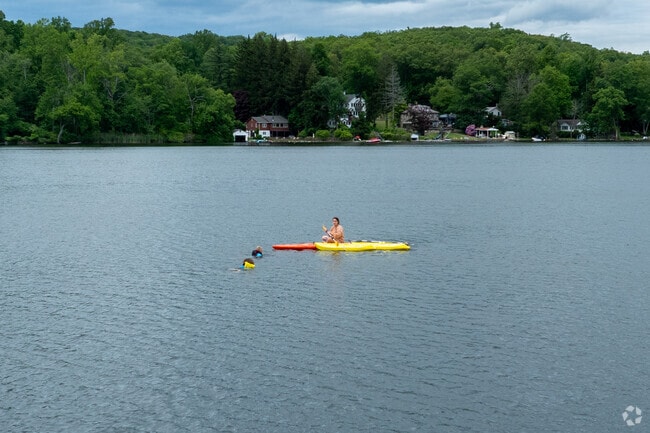 Oscawana Lake in Putnam Valley
offers a great setting for boating and watersports.