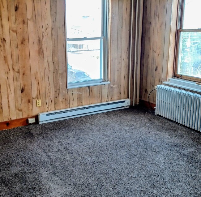Large liv rm w/ closet