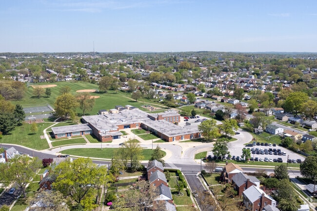 Villa Cresta Elementary School has a student-teacher ratio of 14 to 1.