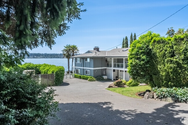 There are many areas with homes sitting right at the edge of Lake Washington in Finn Hill.