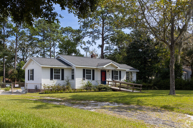 Minimal traditional homes in LaRoche Pk-Springhill-Daff feature large front yards.