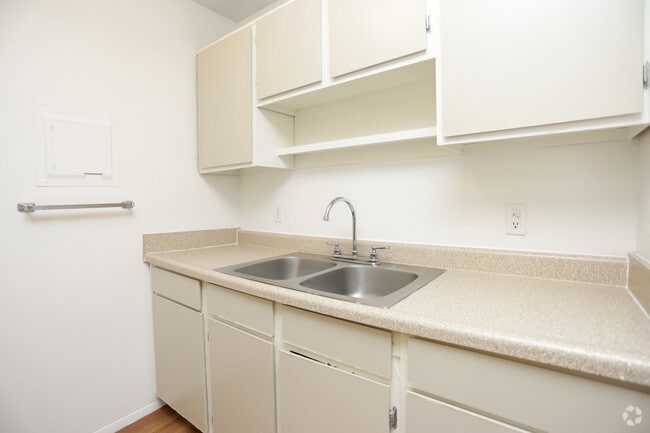 Peppertree Apartments, Kalamazoo, MI 49009 - photo 4