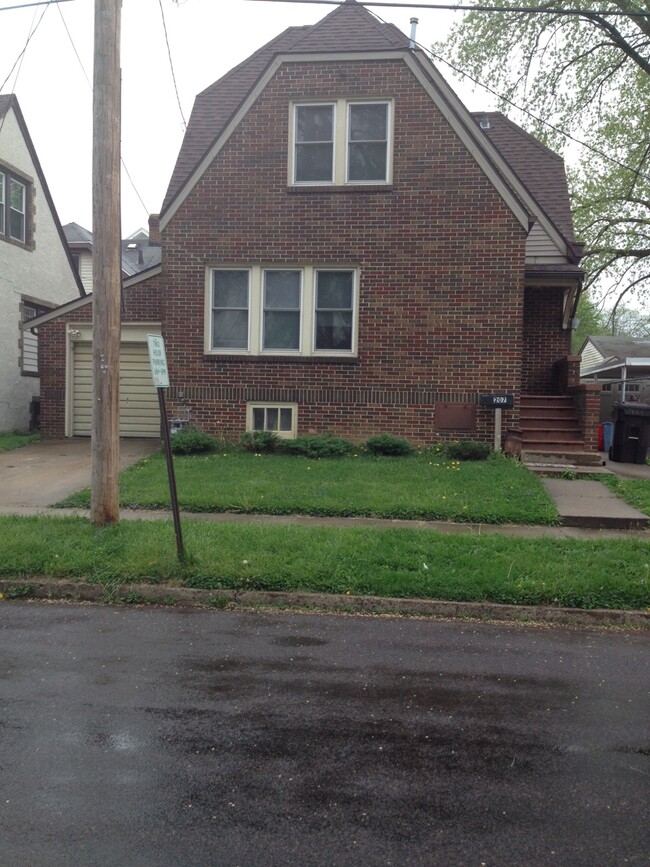 207 Almiron St, East Peoria, IL 61611