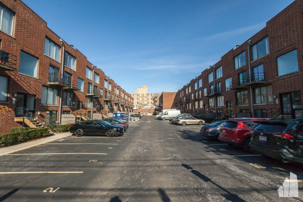 935 W Grace St unit 102, Chicago, IL 60613 - photo 1