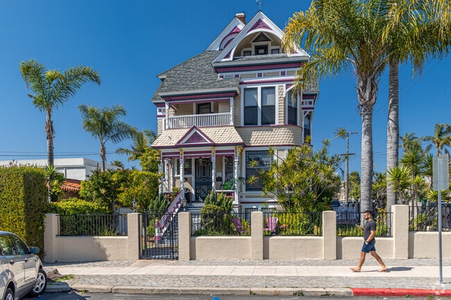 Queen Anne Victorians dot Bankers Hill streets, often meticulously maintained.