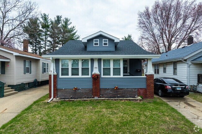 Craftsman-style homes with wide porches and thick columns are common throughout Fans Field.