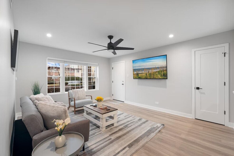 1001 W Howard St unit ID1032507P, Evanston, IL 60202 - photo 1