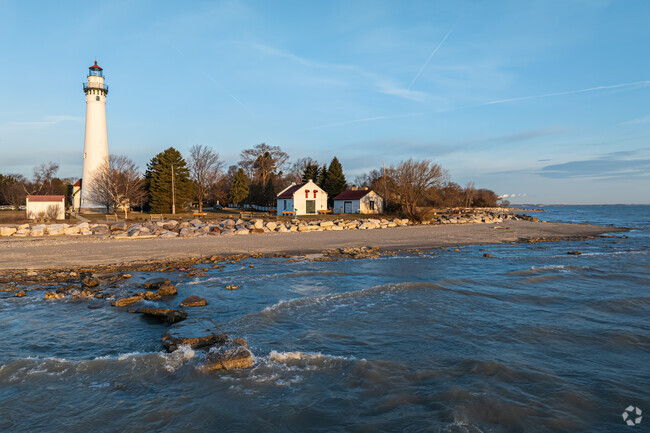 The Windpoint Lighthouse, built in 1880, offers lake views and seasonal public tours.