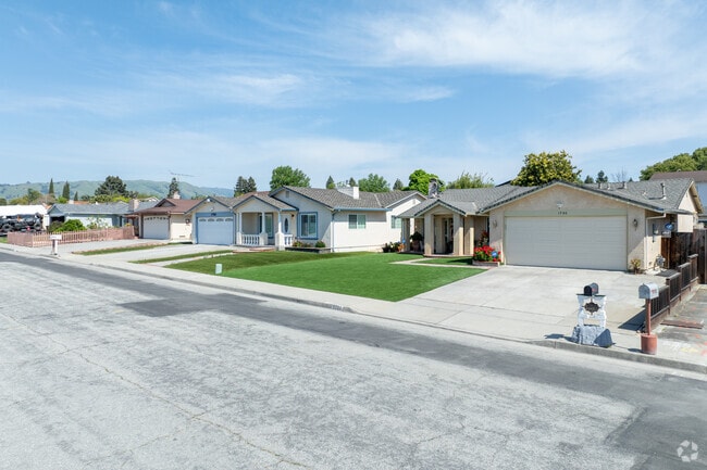 This row of homes in Vinci South features California Ranch-style architecture, characterized by their single-story layouts, low-pitched roofs, attached garages, and simple, rectangular forms.