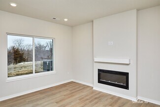 9108 Robinson Dr, West Des Moines, IA 50266