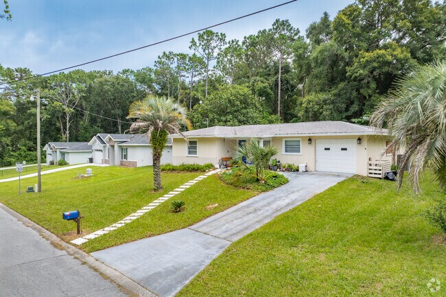 Classic Ranch Style homes on elevated lots are common in Inverness Highlands South.