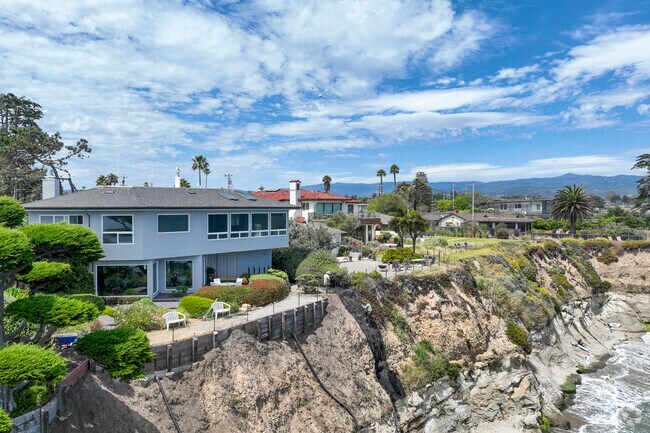 They're plenty of beachside homes all over pleasure point.
