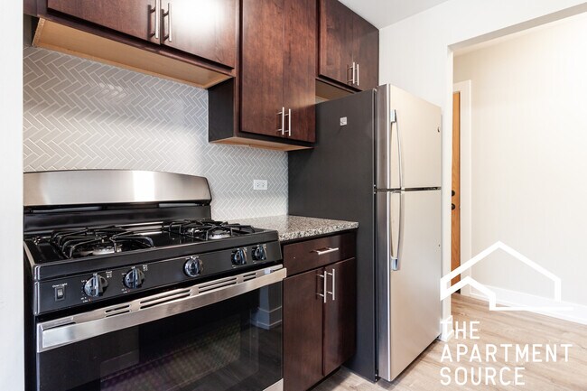 529 W Surf St unit 502, Chicago, IL 60657 - photo 2