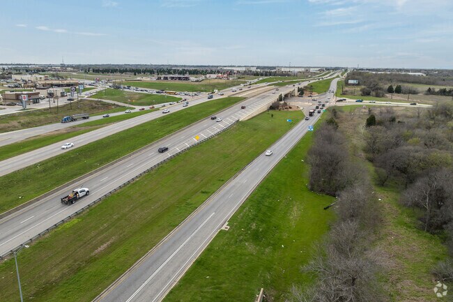 Minutes away is highway 80 in Sunnyvale with quick access to other towns.