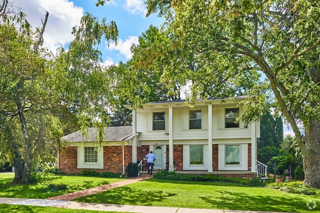 Colonials with the tall columns of Greek Revival styling appear here and there in Bromley Park.