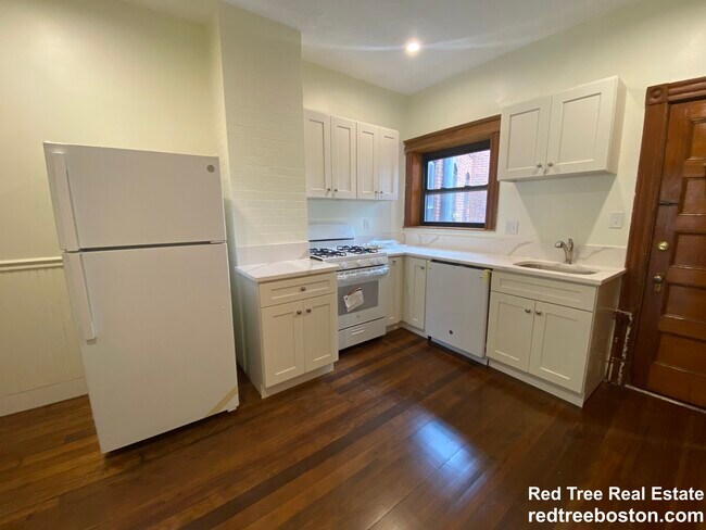 1855 Beacon St unit 3-bed 1-bathU3 Brook, Brookline, MA 02445 - photo 2